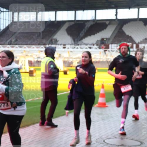 07.12.2025 - St. Pauli X-Mass-Run No. 15 Luisa Fischer http://msf.ph/oto/9380727 07.12.2025 10:41:57 Ziel 4773, 322, 141, 259, 279, 322, 449, 545, 575, 1153, 1275, 2288, 2330, 2331, 2507, 2563, 3047, 3392, 3951, 4617 meine-sportfotos.de