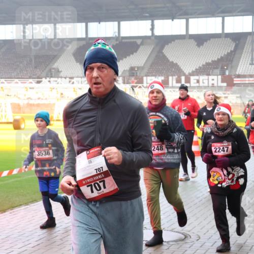 07.12.2025 - St. Pauli X-Mass-Run No. 15 Luisa Fischer http://msf.ph/oto/9380740 07.12.2025 10:09:16 Ziel 2025, 3536, 707, 15, 707, 248, 2247, 3332, 19, 390, 707, 786, 789, 947, 1002, 1031, 1176, 1461, 1465, 1570, 1575, 1576, 2126, 2247, 2248, 2521, 2650, 3212, 3300, 3332, 3335, 3484, 3495, 3671, 3759, 3891, 3904, 3907, 4066, 4067, 4068, 4113, 4205, 4232, 4234, 4451, 4666 meine-sportfotos.de