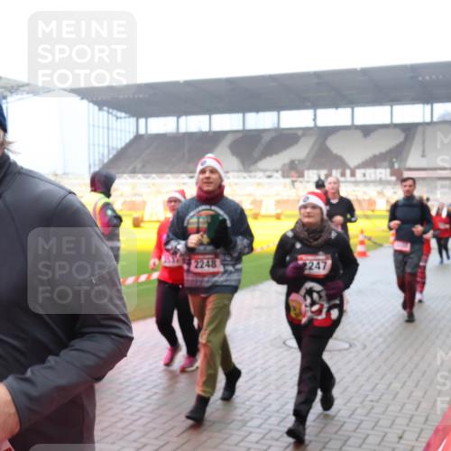 07.12.2025 - St. Pauli X-Mass-Run No. 15 Luisa Fischer http://msf.ph/oto/9380747 07.12.2025 10:09:17 Ziel 707, 2248, 2247, 19, 390, 707, 786, 789, 947, 1002, 1031, 1176, 1461, 1465, 1570, 1575, 1576, 2126, 2247, 2248, 2521, 2650, 3212, 3300, 3332, 3335, 3484, 3495, 3671, 3759, 3891, 3904, 3907, 4066, 4067, 4068, 4113, 4205, 4232, 4234, 4451, 4666 meine-sportfotos.de