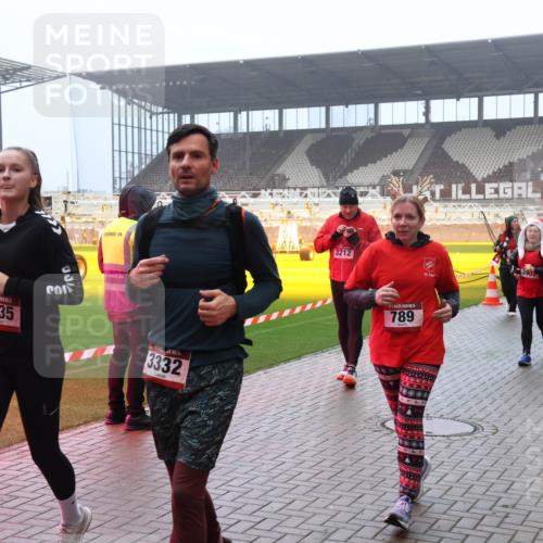 07.12.2025 - St. Pauli X-Mass-Run No. 15 Luisa Fischer http://msf.ph/oto/9380767 07.12.2025 10:09:19 Ziel 3335, 3332, 3212, 789, 3907, 1031, 19, 390, 707, 786, 789, 947, 1002, 1031, 1176, 1461, 1465, 1570, 1575, 1576, 2126, 2247, 2248, 2521, 2650, 3212, 3300, 3332, 3335, 3484, 3495, 3671, 3759, 3891, 3904, 3907, 4066, 4067, 4068, 4113, 4205, 4232, 4234, 4451, 4666 meine-sportfotos.de