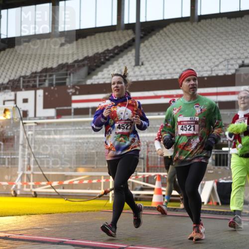 07.12.2025 - St. Pauli X-Mass-Run No. 15 Patografie http://msf.ph/oto/9380773 07.12.2025 10:18:37 Ziel 243, 264, 269, 721, 1034, 1607, 1671, 2631, 2925, 3520, 3862, 4521, 4522, 4524, 4540, 4547 meine-sportfotos.de