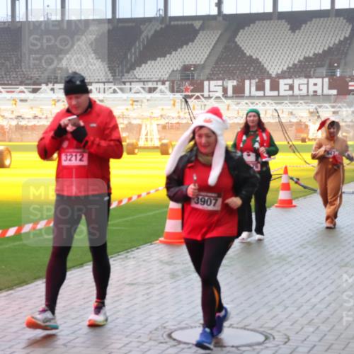 07.12.2025 - St. Pauli X-Mass-Run No. 15 Luisa Fischer http://msf.ph/oto/9380779 07.12.2025 10:09:21 Ziel 3212, 3907, 1031, 19, 390, 707, 786, 789, 947, 1002, 1031, 1176, 1461, 1465, 1570, 1575, 1576, 2126, 2247, 2248, 2521, 3212, 3300, 3332, 3335, 3484, 3495, 3671, 3759, 3891, 3904, 3907, 4066, 4067, 4068, 4113, 4205, 4232, 4234, 4451, 4666 meine-sportfotos.de