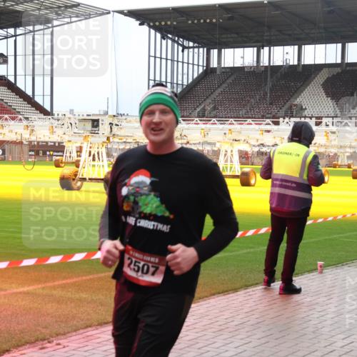 07.12.2025 - St. Pauli X-Mass-Run No. 15 Luisa Fischer http://msf.ph/oto/9380781 07.12.2025 10:42:09 Ziel 2507, 2563, 141, 259, 279, 322, 1266, 1275, 1674, 1675, 1676, 2288, 2330, 2331, 2507, 2563, 2829, 2831, 3392 meine-sportfotos.de