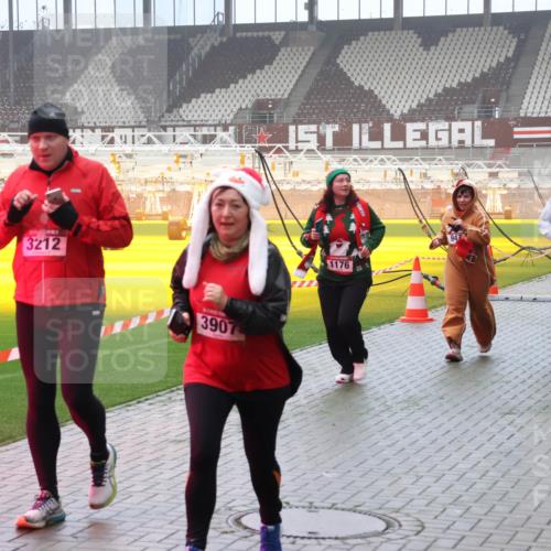 07.12.2025 - St. Pauli X-Mass-Run No. 15 Luisa Fischer http://msf.ph/oto/9380782 07.12.2025 10:09:21 Ziel 3212, 3907, 1176, 1031, 19, 390, 707, 786, 789, 947, 1002, 1031, 1176, 1461, 1465, 1570, 1575, 1576, 2126, 2247, 2248, 2521, 3212, 3300, 3332, 3335, 3484, 3495, 3671, 3759, 3891, 3904, 3907, 4066, 4067, 4068, 4113, 4205, 4232, 4234, 4451, 4666 meine-sportfotos.de