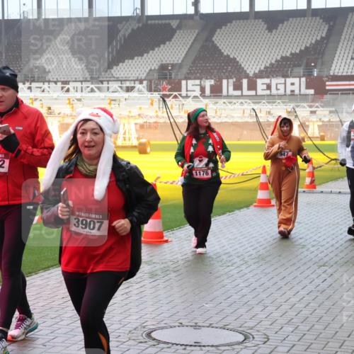 07.12.2025 - St. Pauli X-Mass-Run No. 15 Luisa Fischer http://msf.ph/oto/9380784 07.12.2025 10:09:22 Ziel 212, 15, 3907, 1176, 947, 1031, 19, 390, 707, 786, 789, 947, 1002, 1031, 1176, 1461, 1465, 1570, 1575, 1576, 2126, 2247, 2248, 2521, 3212, 3300, 3332, 3335, 3484, 3495, 3671, 3759, 3891, 3904, 3907, 4066, 4067, 4068, 4113, 4205, 4232, 4234, 4451, 4666 meine-sportfotos.de