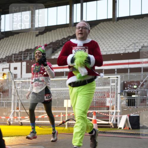07.12.2025 - St. Pauli X-Mass-Run No. 15 Patografie http://msf.ph/oto/9380786 07.12.2025 10:18:38 Ziel 243, 264, 269, 721, 1034, 1607, 1671, 2152, 2631, 2925, 3520, 3862, 4521, 4522, 4524, 4547 meine-sportfotos.de