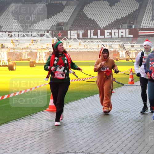 07.12.2025 - St. Pauli X-Mass-Run No. 15 Luisa Fischer http://msf.ph/oto/9380789 07.12.2025 10:09:22 Ziel 1176, 947, 39, 1031, 19, 390, 707, 786, 789, 947, 1002, 1031, 1176, 1461, 1465, 1570, 1575, 1576, 2126, 2247, 2248, 2521, 3212, 3300, 3332, 3335, 3484, 3495, 3671, 3759, 3891, 3904, 3907, 4066, 4067, 4068, 4113, 4205, 4232, 4234, 4451, 4666 meine-sportfotos.de