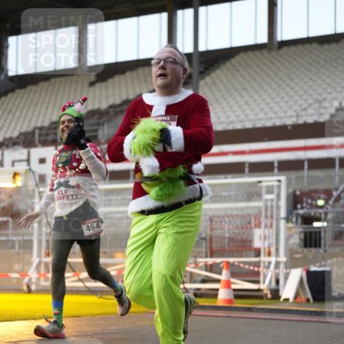 07.12.2025 - St. Pauli X-Mass-Run No. 15 Patografie http://msf.ph/oto/9380793 07.12.2025 10:18:38 Ziel 243, 264, 269, 721, 1034, 1607, 1671, 2152, 2631, 2925, 3520, 3862, 4521, 4522, 4524, 4547 meine-sportfotos.de