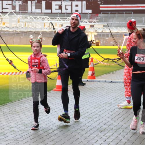 07.12.2025 - St. Pauli X-Mass-Run No. 15 Luisa Fischer http://msf.ph/oto/9380799 07.12.2025 10:42:30 Ziel 22, 15, 2831, 968, 167, 116, 141, 279, 322, 968, 1266, 1438, 1674, 1675, 1676, 2261, 2288, 2563, 2829, 2831, 2931, 3042, 3399, 4045, 4046, 4441, 4622 meine-sportfotos.de