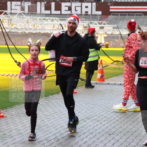 07.12.2025 - St. Pauli X-Mass-Run No. 15 Luisa Fischer http://msf.ph/oto/9380801 07.12.2025 10:42:30 Ziel 2088, 15, 2831, 968, 116, 141, 279, 322, 968, 1266, 1438, 1674, 1675, 1676, 2261, 2288, 2563, 2829, 2831, 2931, 3042, 3399, 4045, 4046, 4441, 4622 meine-sportfotos.de