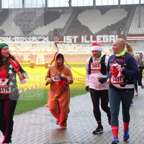 07.12.2025 - St. Pauli X-Mass-Run No. 15 Luisa Fischer http://msf.ph/oto/9380802 07.12.2025 10:09:24 Ziel 15, 1176, 947, 3904, 1031, 19, 390, 707, 786, 789, 881, 896, 947, 960, 1002, 1031, 1176, 1461, 1465, 1570, 1575, 1576, 2126, 2247, 2248, 2521, 3212, 3300, 3332, 3335, 3484, 3495, 3671, 3759, 3891, 3904, 3907, 4066, 4067, 4068, 4113, 4205, 4232, 4234, 4451, 4666 meine-sportfotos.de