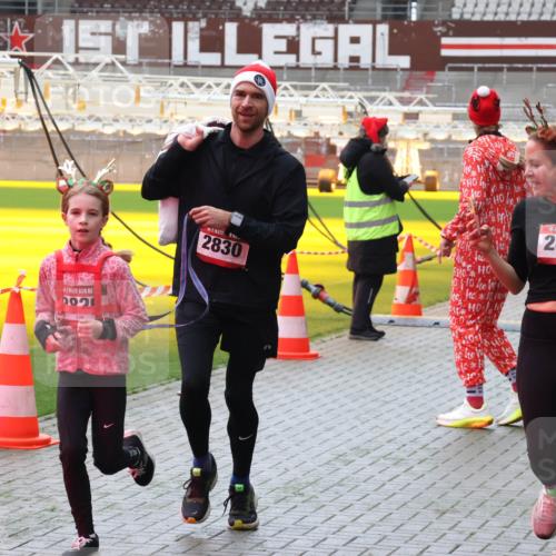 07.12.2025 - St. Pauli X-Mass-Run No. 15 Luisa Fischer http://msf.ph/oto/9380803 07.12.2025 10:42:30 Ziel 2830, 15, 2831, 116, 141, 279, 322, 968, 1266, 1438, 1674, 1675, 1676, 2261, 2288, 2563, 2829, 2831, 2931, 3042, 3399, 4045, 4046, 4441, 4622 meine-sportfotos.de