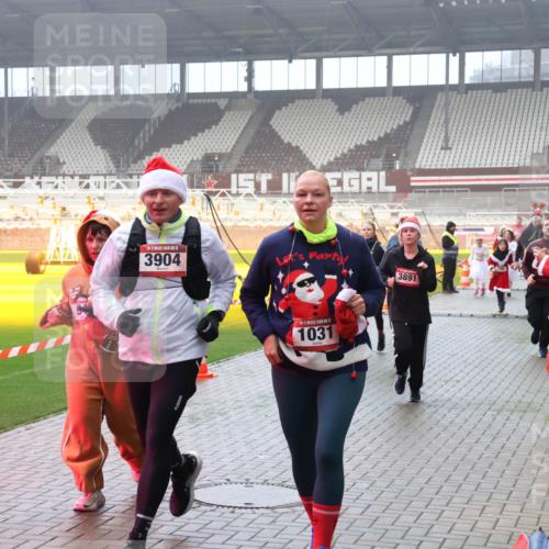 07.12.2025 - St. Pauli X-Mass-Run No. 15 Luisa Fischer http://msf.ph/oto/9380809 07.12.2025 10:09:25 Ziel 5, 3904, 3891, 1031, 943, 19, 390, 707, 786, 789, 881, 896, 947, 960, 1002, 1031, 1176, 1461, 1465, 1570, 1575, 1576, 2126, 2247, 2248, 2521, 3212, 3300, 3332, 3335, 3484, 3495, 3671, 3759, 3891, 3904, 3907, 4066, 4067, 4068, 4113, 4205, 4232, 4234, 4451, 4666 meine-sportfotos.de