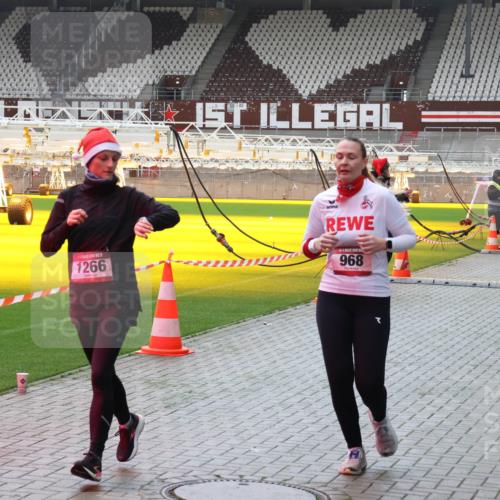 07.12.2025 - St. Pauli X-Mass-Run No. 15 Luisa Fischer http://msf.ph/oto/9380824 07.12.2025 10:42:38 Ziel 1266, 968, 1675, 116, 141, 322, 563, 968, 1266, 1272, 1358, 1438, 1674, 1675, 1676, 2012, 2013, 2157, 2261, 2563, 2722, 2829, 2831, 2931, 3042, 3399, 4045, 4046, 4441, 4622 meine-sportfotos.de