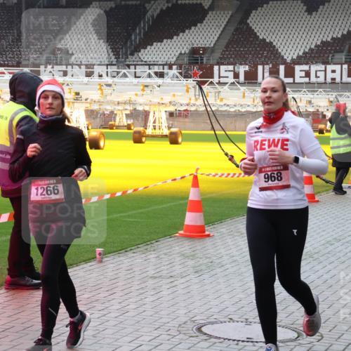 07.12.2025 - St. Pauli X-Mass-Run No. 15 Luisa Fischer http://msf.ph/oto/9380829 07.12.2025 10:42:39 Ziel 15, 1266, 1, 5, 968, 7, 116, 563, 968, 1266, 1272, 1358, 1434, 1438, 1674, 1675, 1676, 2012, 2013, 2157, 2261, 2563, 2722, 2829, 2831, 2931, 3042, 3399, 4045, 4046, 4441, 4622 meine-sportfotos.de