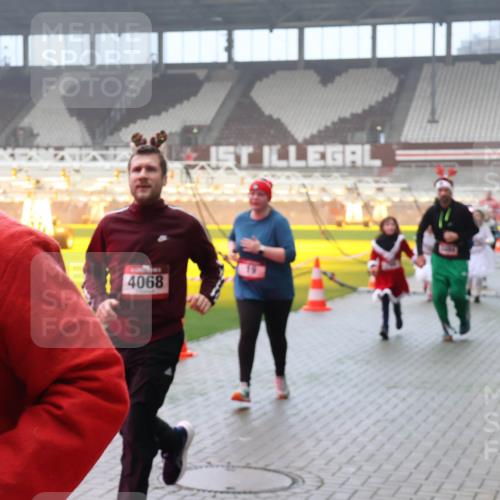 07.12.2025 - St. Pauli X-Mass-Run No. 15 Luisa Fischer http://msf.ph/oto/9380835 07.12.2025 10:09:29 Ziel 4068, 19, 390, 707, 786, 789, 881, 896, 899, 947, 960, 1002, 1031, 1176, 1461, 1465, 1570, 1575, 1576, 2126, 2247, 2248, 2521, 3212, 3300, 3332, 3335, 3484, 3493, 3495, 3671, 3756, 3759, 3891, 3904, 3907, 4066, 4067, 4068, 4113, 4205, 4232, 4234, 4451, 4666 meine-sportfotos.de