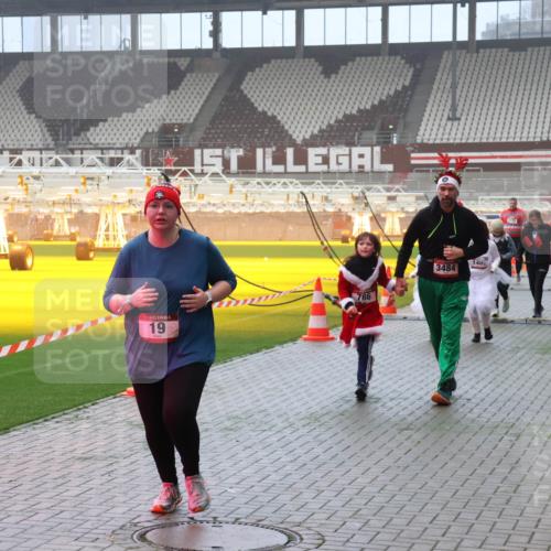 07.12.2025 - St. Pauli X-Mass-Run No. 15 Luisa Fischer http://msf.ph/oto/9380843 07.12.2025 10:09:30 Ziel 19, 786, 3484, 146, 2, 943, 19, 390, 707, 786, 789, 881, 896, 899, 947, 960, 1002, 1031, 1176, 1461, 1465, 1570, 1575, 1576, 2126, 2521, 3212, 3300, 3332, 3335, 3484, 3493, 3495, 3671, 3756, 3759, 3891, 3904, 3907, 4066, 4067, 4068, 4113, 4205, 4232, 4234, 4451, 4666 meine-sportfotos.de