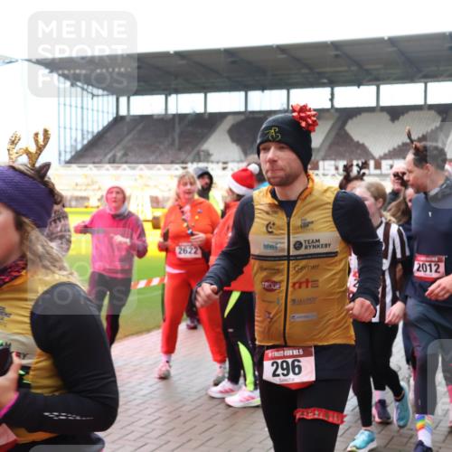 07.12.2025 - St. Pauli X-Mass-Run No. 15 Luisa Fischer http://msf.ph/oto/9381020 07.12.2025 10:43:26 Ziel 781, 2622, 2012, 4086, 15, 296, 289, 296, 519, 598, 604, 625, 1053, 1301, 1358, 1434, 1616, 1758, 1814, 1936, 2012, 2052, 2053, 2061, 2155, 2336, 2337, 2621, 2622, 2724, 2726, 2761, 2762, 2802, 2901, 3381, 4161, 4394, 4594, 4621, 4857 meine-sportfotos.de