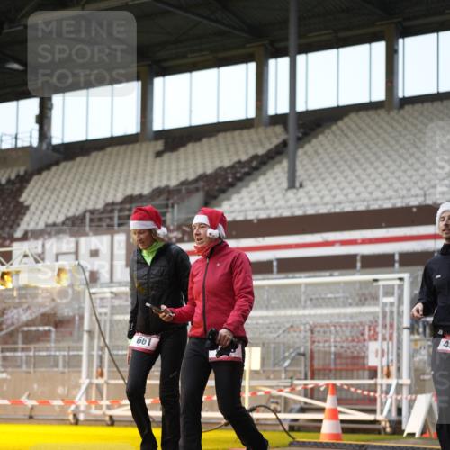 07.12.2025 - St. Pauli X-Mass-Run No. 15 Patografie http://msf.ph/oto/9381025 07.12.2025 10:19:32 Ziel 658, 661, 2750, 3011, 3013, 4038, 4074 meine-sportfotos.de