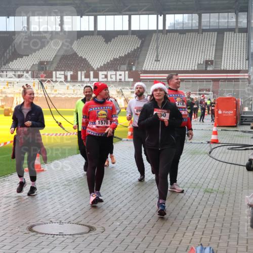 07.12.2025 - St. Pauli X-Mass-Run No. 15 Luisa Fischer http://msf.ph/oto/9381028 07.12.2025 10:09:48 Ziel 1570, 89, 50, 2126, 19, 786, 800, 881, 896, 899, 960, 1172, 1191, 1243, 1248, 1461, 1465, 1570, 1575, 1576, 1718, 2126, 3300, 3484, 3493, 3756, 3891, 4066, 4067, 4068, 4113, 4666 meine-sportfotos.de