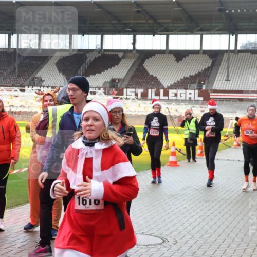 07.12.2025 - St. Pauli X-Mass-Run No. 15 Luisa Fischer http://msf.ph/oto/9381062 07.12.2025 10:43:45 Ziel 1434, 1610, 2053, 3038, 74, 84, 296, 559, 706, 1053, 1301, 1616, 1814, 1936, 2052, 2053, 2336, 2337, 2459, 2487, 2647, 2724, 2726, 2761, 2762, 2802, 2901, 3022, 3038, 3226, 3237, 3381, 4104, 4161, 4621 meine-sportfotos.de