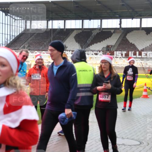 07.12.2025 - St. Pauli X-Mass-Run No. 15 Luisa Fischer http://msf.ph/oto/9381067 07.12.2025 10:43:45 Ziel 1616, 1434, 4857, 2053, 2052, 74, 84, 296, 559, 706, 1053, 1301, 1616, 1814, 1936, 2052, 2053, 2336, 2337, 2459, 2487, 2647, 2724, 2726, 2761, 2762, 2802, 2901, 3022, 3038, 3226, 3237, 3381, 4104, 4161, 4621 meine-sportfotos.de