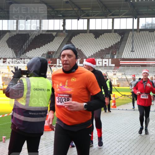 07.12.2025 - St. Pauli X-Mass-Run No. 15 Luisa Fischer http://msf.ph/oto/9381083 07.12.2025 10:43:48 Ziel 1358, 3032, 3022, 4045, 74, 84, 296, 559, 706, 1053, 1301, 1616, 1814, 1936, 2052, 2053, 2336, 2337, 2459, 2487, 2647, 2724, 2726, 2761, 2762, 2802, 2901, 3022, 3038, 3226, 3237, 3381, 4095, 4096, 4104, 4161, 4621 meine-sportfotos.de