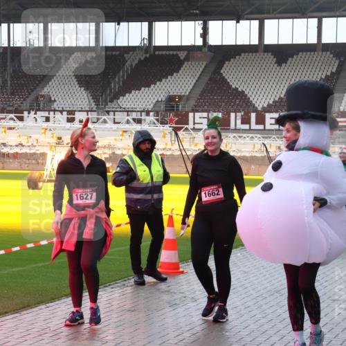 07.12.2025 - St. Pauli X-Mass-Run No. 15 Luisa Fischer http://msf.ph/oto/9381109 07.12.2025 11:15:58 Ziel 1627, 6709, 1662, 218, 1282, 8, 14, 313, 372, 391, 1218, 1282, 1623, 1627, 1662, 2194, 3133 meine-sportfotos.de
