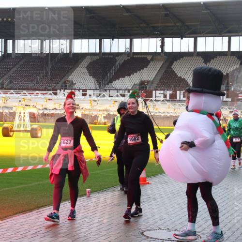 07.12.2025 - St. Pauli X-Mass-Run No. 15 Luisa Fischer http://msf.ph/oto/9381115 07.12.2025 11:15:59 Ziel 1627, 1662, 313, 391, 8, 14, 313, 372, 391, 1218, 1282, 1623, 1627, 1662, 2194, 3133 meine-sportfotos.de