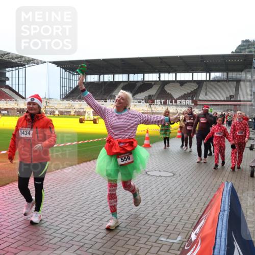 07.12.2025 - St. Pauli X-Mass-Run No. 15 Luisa Fischer http://msf.ph/oto/9381124 07.12.2025 10:43:57 Ziel 15, 1358, 1434, 559, 1301, 4441, 4046, 4045, 74, 84, 559, 706, 1053, 1301, 1616, 1814, 1913, 1936, 2052, 2053, 2459, 2487, 2647, 2724, 2726, 2761, 2762, 2767, 3022, 3038, 3100, 3226, 3237, 4095, 4096, 4104 meine-sportfotos.de