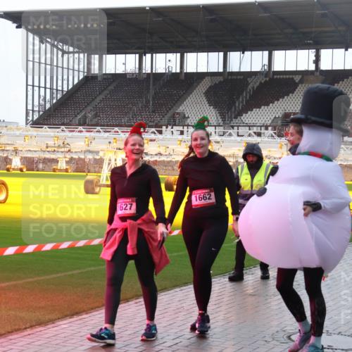 07.12.2025 - St. Pauli X-Mass-Run No. 15 Luisa Fischer http://msf.ph/oto/9381131 07.12.2025 11:16:00 Ziel 1627, 1662, 313, 8, 14, 313, 372, 391, 1218, 1282, 1623, 1627, 1662, 2194, 3133 meine-sportfotos.de