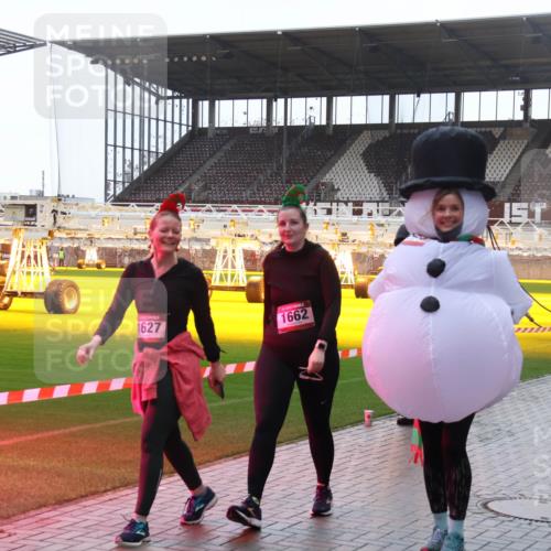 07.12.2025 - St. Pauli X-Mass-Run No. 15 Luisa Fischer http://msf.ph/oto/9381136 07.12.2025 11:16:01 Ziel 1627, 1662, 313, 8, 14, 313, 372, 391, 1218, 1282, 1627, 1662, 2194, 3133 meine-sportfotos.de