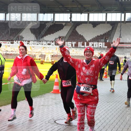 07.12.2025 - St. Pauli X-Mass-Run No. 15 Luisa Fischer http://msf.ph/oto/9381197 07.12.2025 10:44:22 Ziel 4254, 4255, 706, 2950, 32, 74, 84, 179, 559, 706, 1651, 1913, 1947, 1948, 2459, 2487, 2499, 2647, 2767, 2950, 2955, 3012, 3100, 3226, 3237, 4095, 4096, 4104, 4254, 4255 meine-sportfotos.de