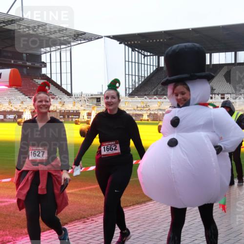 07.12.2025 - St. Pauli X-Mass-Run No. 15 Luisa Fischer http://msf.ph/oto/9381214 07.12.2025 11:16:02 Ziel 1627, 1662, 8, 14, 313, 372, 391, 1218, 1282, 1627, 1662, 2194, 3133 meine-sportfotos.de