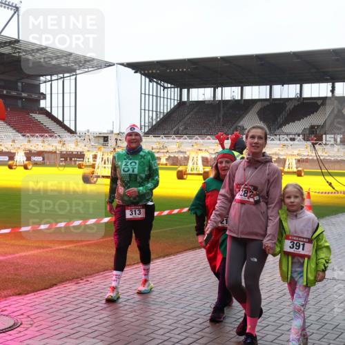 07.12.2025 - St. Pauli X-Mass-Run No. 15 Luisa Fischer http://msf.ph/oto/9381230 07.12.2025 11:16:10 Ziel 313, 15, 391, 8, 14, 372, 391, 1218, 1282, 2194 meine-sportfotos.de