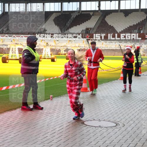 07.12.2025 - St. Pauli X-Mass-Run No. 15 Luisa Fischer http://msf.ph/oto/9381247 07.12.2025 10:44:41 Ziel 948, 4047, 051, 32, 179, 220, 571, 1051, 1059, 1060, 1089, 1421, 1651, 1947, 1948, 2321, 2325, 2357, 2359, 2499, 2950, 2955, 3012, 4254, 4255 meine-sportfotos.de