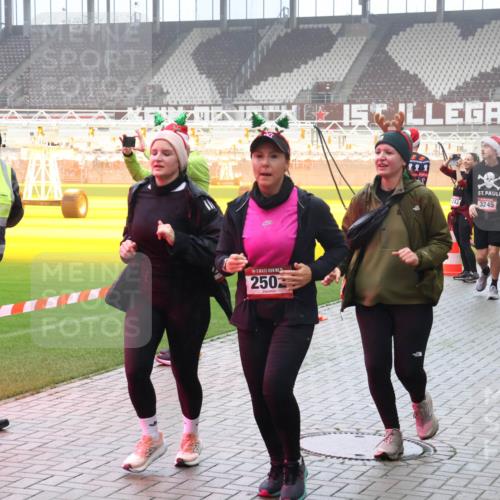07.12.2025 - St. Pauli X-Mass-Run No. 15 Luisa Fischer http://msf.ph/oto/9381248 07.12.2025 10:10:32 Ziel 6709, 250, 324, 324, 243, 3245, 3410, 962, 989, 1026, 1172, 1191, 1256, 1257, 1399, 1678, 1732, 2083, 2087, 2502, 2504, 2560, 3245, 3246, 3410, 3411, 4358, 4507 meine-sportfotos.de