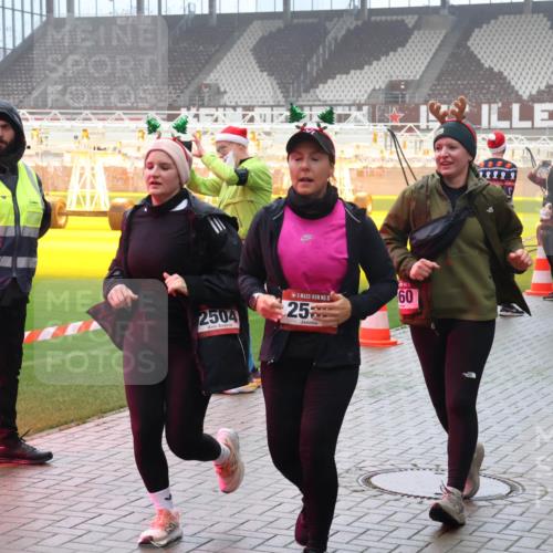 07.12.2025 - St. Pauli X-Mass-Run No. 15 Luisa Fischer http://msf.ph/oto/9381252 07.12.2025 10:10:32 Ziel 6709, 2504, 15, 25, 60, 22222, 3245, 3410, 962, 989, 1026, 1172, 1191, 1256, 1257, 1399, 1678, 1732, 2083, 2087, 2502, 2504, 2560, 3245, 3246, 3410, 3411, 4358, 4507 meine-sportfotos.de