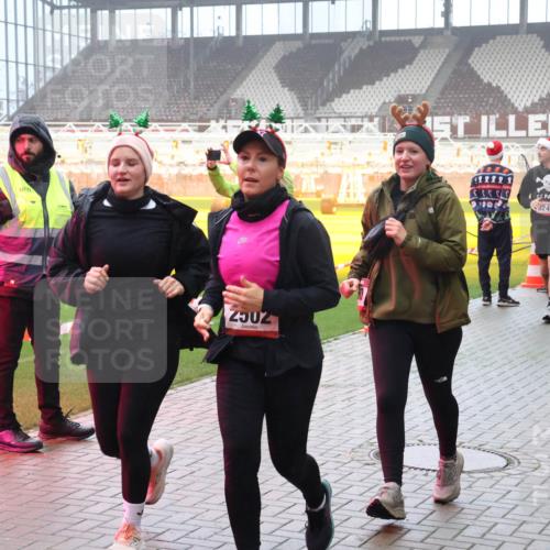 07.12.2025 - St. Pauli X-Mass-Run No. 15 Luisa Fischer http://msf.ph/oto/9381254 07.12.2025 10:10:33 Ziel 6709, 2502, 245, 3410, 962, 989, 1026, 1172, 1191, 1256, 1257, 1399, 1678, 1732, 2083, 2087, 2502, 2504, 2560, 3245, 3246, 3410, 3411, 4358, 4507 meine-sportfotos.de