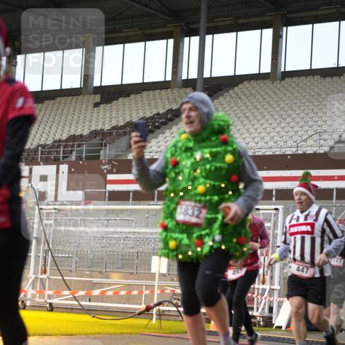 07.12.2025 - St. Pauli X-Mass-Run No. 15 Patografie http://msf.ph/oto/9381257 07.12.2025 10:20:20 Ziel 447, 452, 459, 461, 478, 2187, 2855, 3473, 3832, 4116, 4503, 4523 meine-sportfotos.de