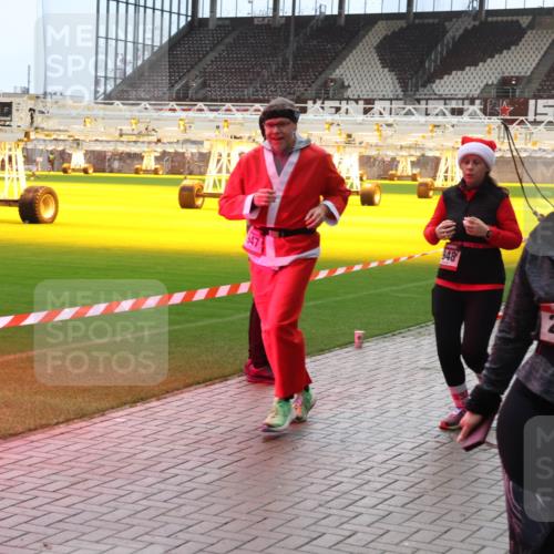 07.12.2025 - St. Pauli X-Mass-Run No. 15 Luisa Fischer http://msf.ph/oto/9381261 07.12.2025 10:44:44 Ziel 947, 948, 2647, 32, 179, 220, 571, 1051, 1059, 1060, 1089, 1421, 1651, 1947, 1948, 2321, 2325, 2357, 2359, 2499, 2950, 2955, 3012, 3132, 4254, 4255 meine-sportfotos.de