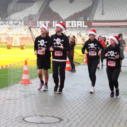 07.12.2025 - St. Pauli X-Mass-Run No. 15 Luisa Fischer http://msf.ph/oto/9381263 07.12.2025 10:10:35 Ziel 3671, 3245, 3410, 3246, 3411, 962, 989, 1026, 1256, 1257, 1399, 1571, 1678, 1732, 2083, 2087, 2502, 2504, 2560, 3245, 3246, 3410, 3411, 4358, 4507 meine-sportfotos.de
