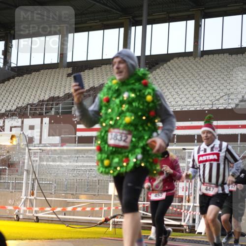 07.12.2025 - St. Pauli X-Mass-Run No. 15 Patografie http://msf.ph/oto/9381264 07.12.2025 10:20:20 Ziel 447, 452, 459, 461, 478, 2187, 2855, 3473, 3832, 4116, 4503, 4523 meine-sportfotos.de
