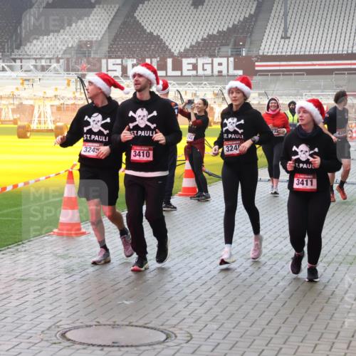 07.12.2025 - St. Pauli X-Mass-Run No. 15 Luisa Fischer http://msf.ph/oto/9381266 07.12.2025 10:10:35 Ziel 3671, 3245, 243, 3410, 324, 3411, 4358, 962, 989, 1026, 1256, 1257, 1399, 1571, 1678, 1732, 2083, 2087, 2502, 2504, 2560, 3245, 3246, 3410, 3411, 4358, 4507 meine-sportfotos.de