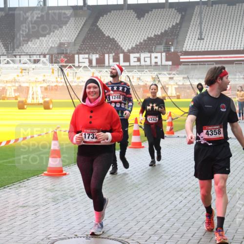 07.12.2025 - St. Pauli X-Mass-Run No. 15 Luisa Fischer http://msf.ph/oto/9381268 07.12.2025 10:10:41 Ziel 3671, 1732, 1248, 1243, 4358, 550, 962, 964, 989, 1026, 1256, 1257, 1399, 1571, 1678, 1732, 2083, 2087, 2502, 2504, 2560, 3245, 3246, 3410, 3411, 4358, 4507 meine-sportfotos.de