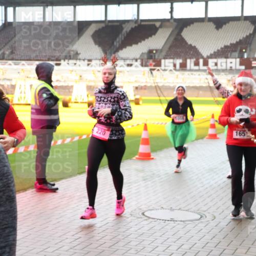 07.12.2025 - St. Pauli X-Mass-Run No. 15 Luisa Fischer http://msf.ph/oto/9381274 07.12.2025 10:44:45 Ziel 220, 1054, 1651, 32, 179, 220, 571, 1051, 1059, 1060, 1089, 1421, 1651, 1947, 1948, 2321, 2325, 2357, 2359, 2499, 2950, 2955, 3012, 3132, 4254, 4255 meine-sportfotos.de