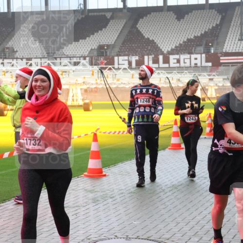 07.12.2025 - St. Pauli X-Mass-Run No. 15 Luisa Fischer http://msf.ph/oto/9381276 07.12.2025 10:10:42 Ziel 1248, 1732, 9, 1243, 550, 962, 964, 989, 1256, 1257, 1399, 1571, 1678, 1732, 2083, 2087, 2502, 2504, 2560, 3245, 3246, 3410, 3411, 4358, 4507 meine-sportfotos.de