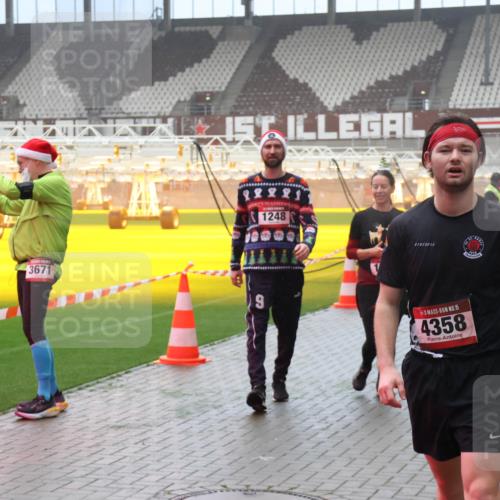07.12.2025 - St. Pauli X-Mass-Run No. 15 Luisa Fischer http://msf.ph/oto/9381286 07.12.2025 10:10:43 Ziel 3671, 1248, 15, 4358, 550, 962, 964, 989, 1256, 1257, 1399, 1571, 1678, 1732, 2083, 2087, 2502, 2504, 2560, 3245, 3246, 3410, 3411, 4358, 4507 meine-sportfotos.de