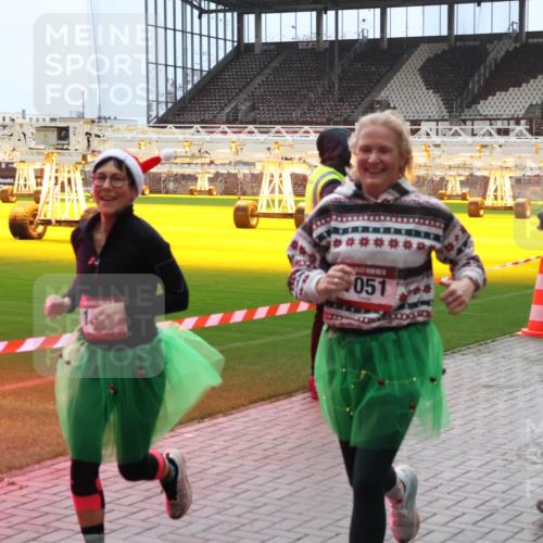 07.12.2025 - St. Pauli X-Mass-Run No. 15 Luisa Fischer http://msf.ph/oto/9381292 07.12.2025 10:44:48 Ziel 051, 32, 179, 220, 571, 1051, 1059, 1060, 1089, 1421, 1651, 1947, 1948, 2321, 2325, 2357, 2359, 2499, 2950, 2955, 3012, 3132, 4254, 4255 meine-sportfotos.de