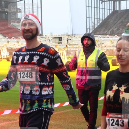 07.12.2025 - St. Pauli X-Mass-Run No. 15 Luisa Fischer http://msf.ph/oto/9381300 07.12.2025 10:10:48 Ziel 1248, 709, 15, 1243, 550, 962, 964, 989, 1256, 1257, 1399, 1571, 1678, 1732, 2083, 2087, 2502, 2504, 2560, 3245, 3246, 3410, 3411, 4358, 4507 meine-sportfotos.de